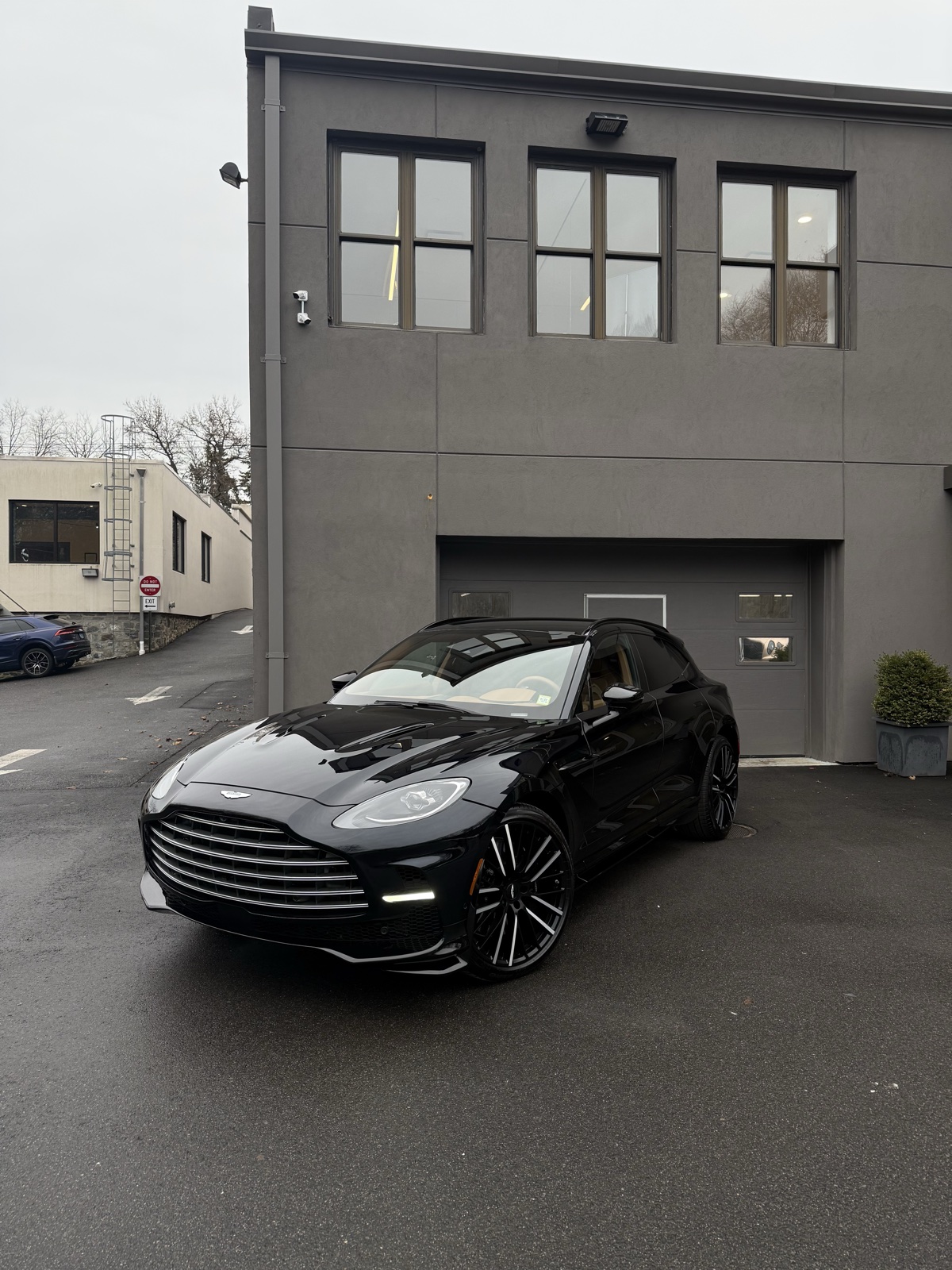 2025 Aston Martin DBX 707 - Jet Black